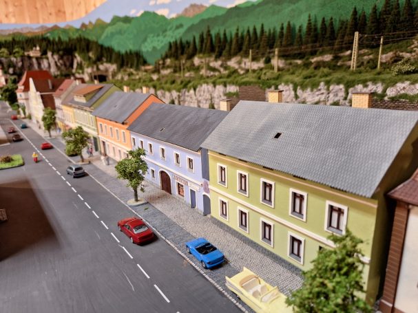Reihenhaus-Zeile, zusammengestellt aus "Gmünd" - Gebäuden
